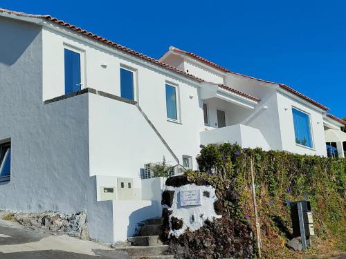 Prainha House | Casa dos Castanheiros - The White Cottage