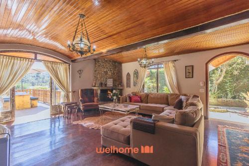 Vila Albertina House | Casa em Campos do Jordão com Varanda e Lareira