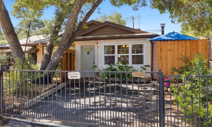 Mira Monte Apartment | Casa Esquina: Cozy Studio in the Ojai Valley's “Mo Town”