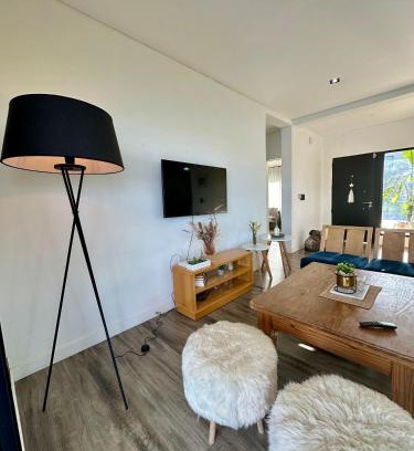 Zelaya House | Casa familiar a la laguna en San Sebastian, Escobar, 3 dormitorios, jardín, pileta, parrilla y canoas