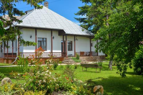 Humulesti House | Casa Humulesti, fii vecinul lui Ion Creanga