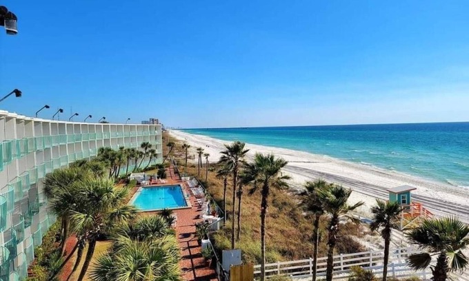 Bahama Beach Hotel | Casa Loma Inn