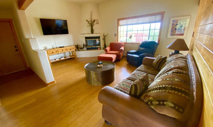 Los Griegos House | Casa Los Griegos near Old Town, Bosque, Los Poblanos and Los Ranchos