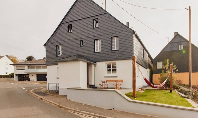 Hundheim House | Casa Maria - cottage, shower and bath, toilet, 3 bedrooms