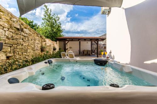 Svetvincenat Villa | CASA MARIO-charming stone house with jacuzzi