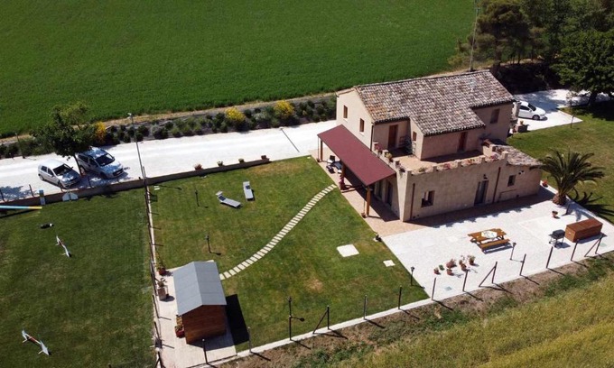 Monsano Apartment | Casa Montefiore 13 Iris LT nella tranquilla campagna Marchigiana