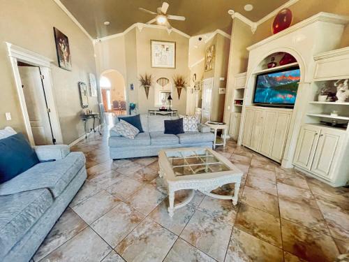 Springdale House | Casa Oasis Extra Large home centrally located