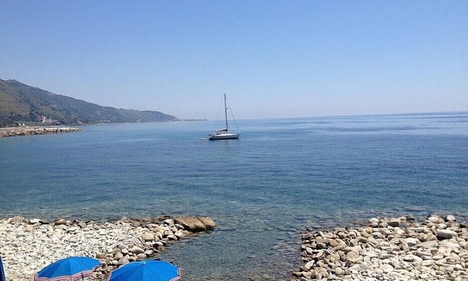 Montecorice House | Casa Panna A: A cheerful apartment that is part of a small villa located right on the beach, with Free WI-FI.