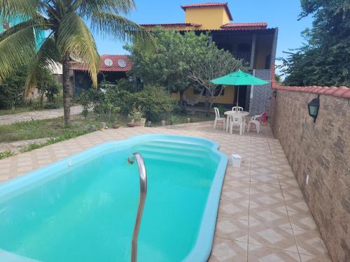 Jacone House | Casa Piscina, Saquarema, Jaconé, segundo andar, independente, com 2 quartos 2 banheiros, cozinha e varanda superior. Com piscina e churrasqueira exclusiva para hospedes, garagem