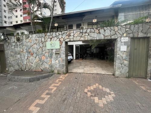 Goiania House | Casa Quintal Bueno! 5 quartos com ar split e internet ultra! Perto do melhor de Goiânia! Marista Parques Areião e Vaca Brava Hospital Premium Mater Dei Blue Fit Perdomo Goiânia Shopping!