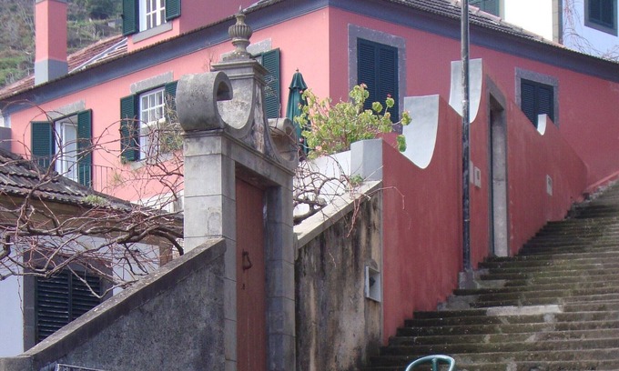 Porto Moniz House | Casa Rústica do Século XIX com Vista Deslumbrante Sobre o mar e Serra