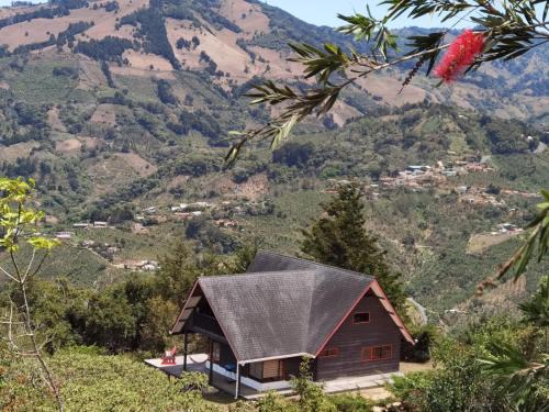Canton Desamparados House | Casa Roble Cabaña romántica en la montaña de Costa Rica