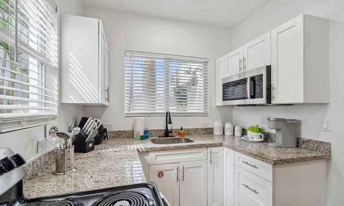 Hollywood South Central Beach Apartment | Casa Roselle Full 2 2