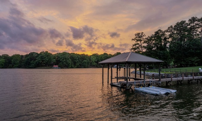 Troutman House | Casa Sul Lago by SoCharm | Lakefront Retreat