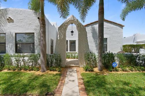 Sunshine Park House | Casa Sunshine - Mediterranean Style Meets Cabana Life