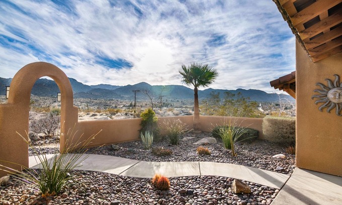 Joshua Tree House | 🌵Casa Tortuga - the most UNIQUE place in JT, w/game room, hot tub, BBQ & Spectacular Views🌵