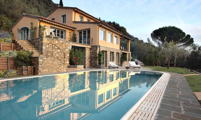 Camaiore Villa | CASA TUA NEWLY RENOVATED HILLSIDE VILLA, 300 M² BREATH-TAKING POOL SEA VIEW