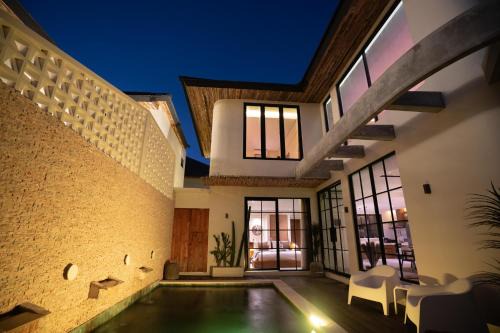 Sunset Road Villa | Casa Yellowstone 4BR - Seminyak