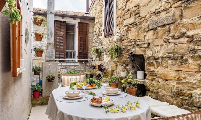 Ventimiglia House | CasaDelGrillo Countryhouse in Liguria close to the sea and the Côte d'Azur.