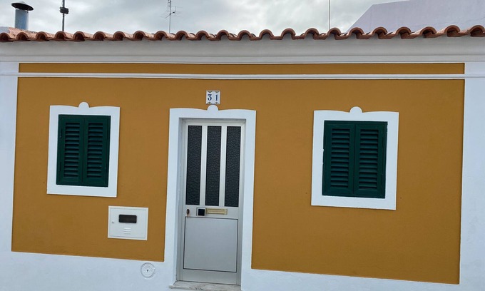 Mora Villa | 'Casinha Amarela' with Wi-Fi