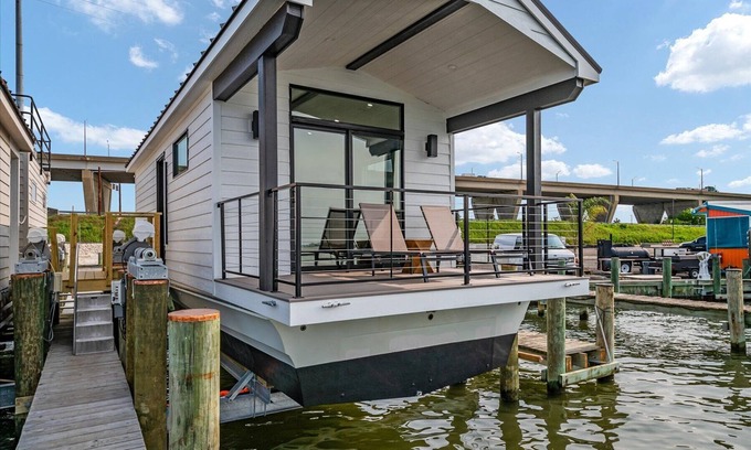 Grasonville Boat Rental | Cass-N-Reel Luxury Houseboat