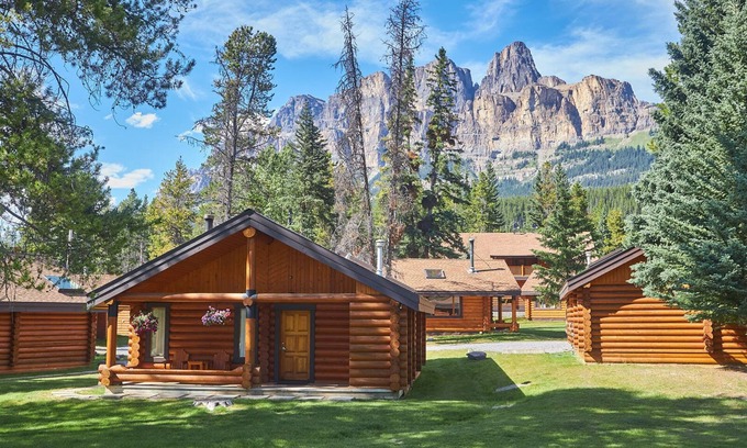 Castle Junction Hotel | Castle Mountain Chalets