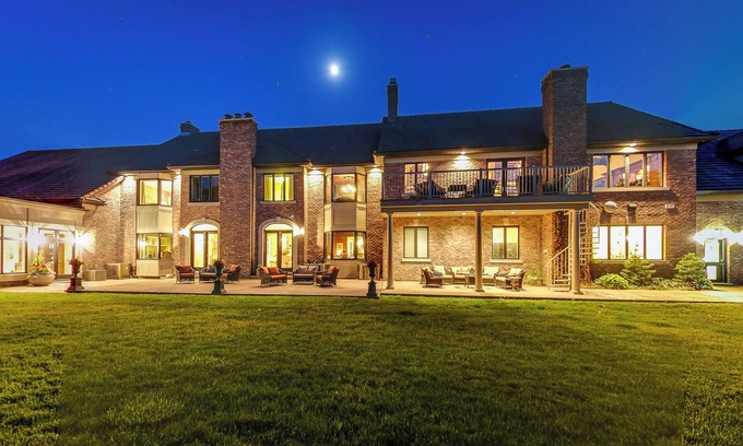 Grimsby Other | Castle with Great Views: GTA Skyline & Modern Cities & Nature Mountains & Beach