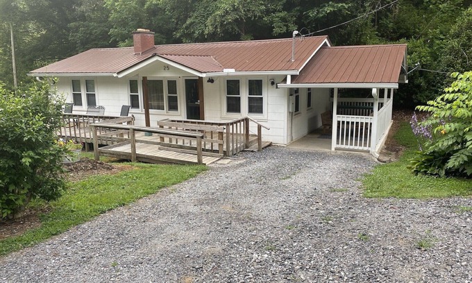 Sylva Cottage | Catch N Relax- River Access, Large Yard, Fiber Wifi, Fire Pit & Late Checkout!