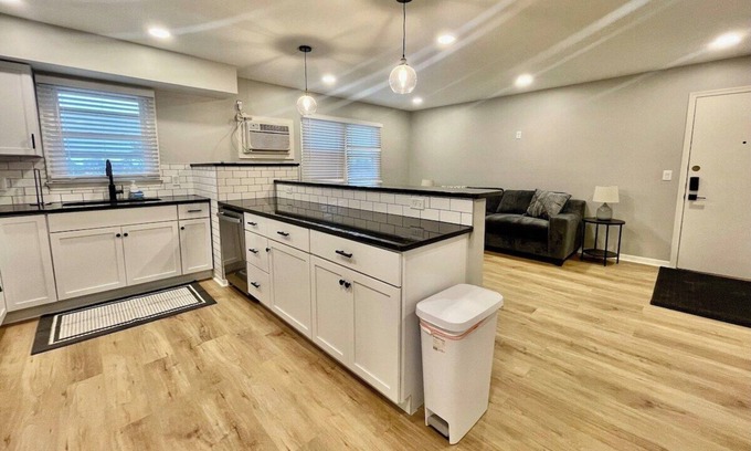 Joslyn Castle Apartment | Cathedral 7-New & Modern near UNMC