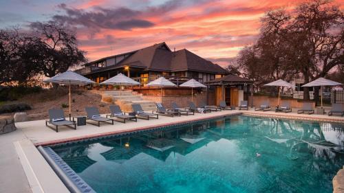 Templeton House | Cathedral by AvantStay Charming Secluded Estate w Sauna Pool Table Views of the Rolling Hills