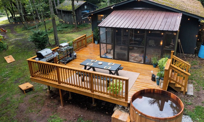 Town of Denning Cabin | Catskill Retreat: Cozy Cabin with Cedar Hot Tub & Pet-Friendly
