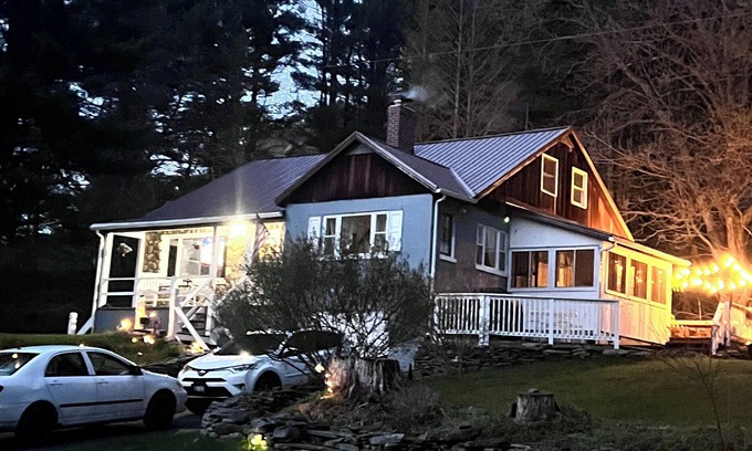 East Branch Ski Chalet | Catskills Cozy Chalet Near The Delaware River Hot tub, Fire pit and Soaking Tub