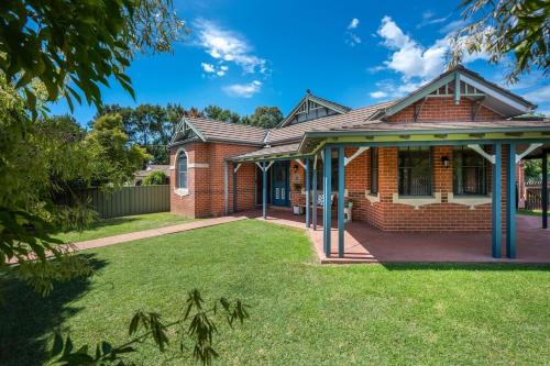 Central Mudgee House | Cavalo - Explore Wine Country from this Art-filled Family Stay