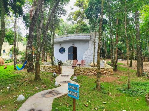 Bueno Brandao House | Caverna dos Dinossauros, Vila Mágica