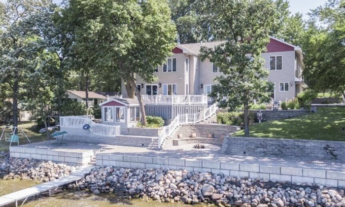 Annandale House | CEDAR ESCAPE - Your Lake Home Away From Home