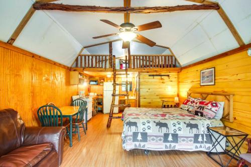 Davis Apartment | Cedar Falls Cabin 2 Family Getaway By Honey Creek