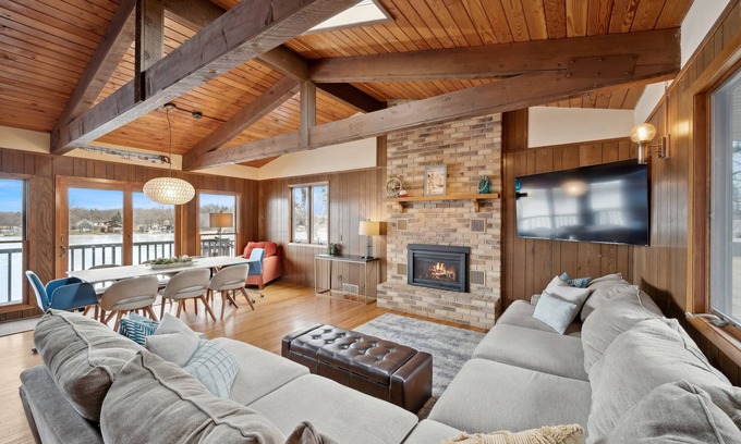 Annandale House | Cedar Lake getaway with sauna - pontoon rental!