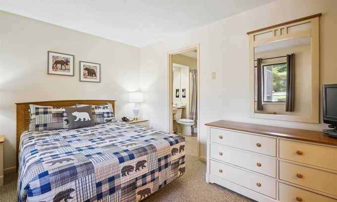 West Bridgewater Apartment | Cedarbrook Deluxe 1 bedroom Queen Suite with outdoor heated pool 102
