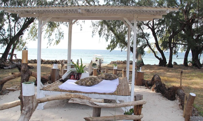 Mondu Bed & Breakfast | Cemara Beachfront Suite