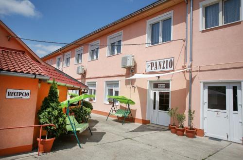 Szentes Bed & Breakfast | Centrál Panzió