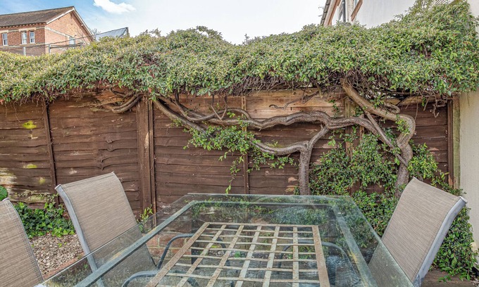 Cheltenham House | Central 2BD with Garden and Free Parking