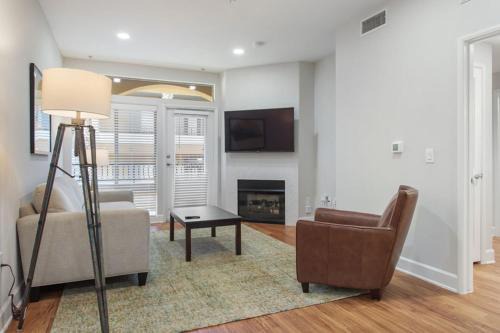 La Brea Hotel | Central 2Bedroom 5 mins To Grove with Pool & Free Parking