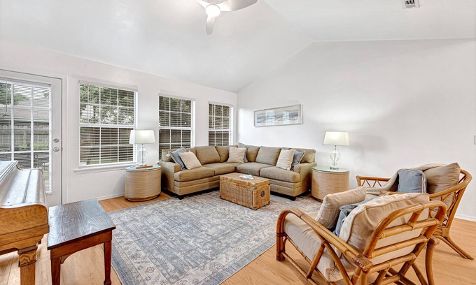 Lowell House | Central 3BR—Near AMP, UofA, XNA, Walmart HQ