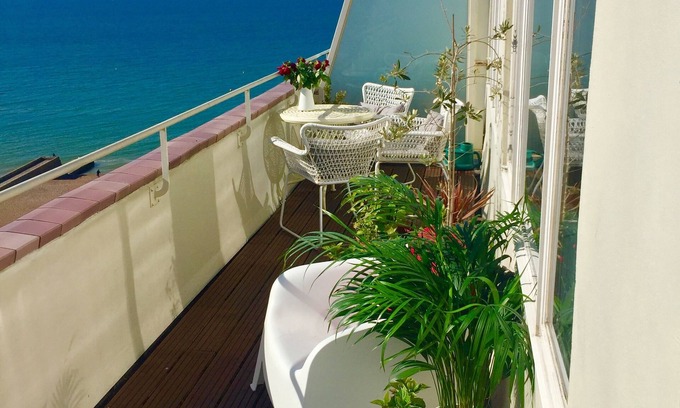 Hove Apartment | Central Beachfront Penthouse with private sun/roof terrace