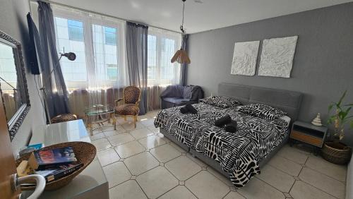 Elberfeld-Mitte Apartment | Central Charm - Bedroom & Kitchen Apartment near the Main Station Hauptbahnhof