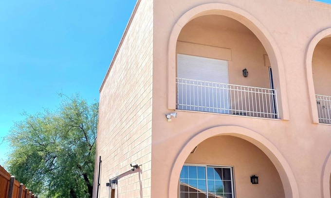 Dodge Flower Apartment | Central Cozy Studio Escape