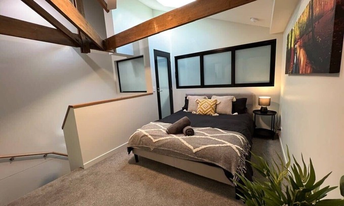 Devonport Apartment | Central Devonport 1 Bedroom Loft Apmnt & Aircon