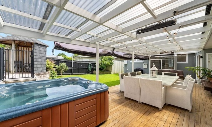 Mount Maunganui House | Central home with pool and spa!