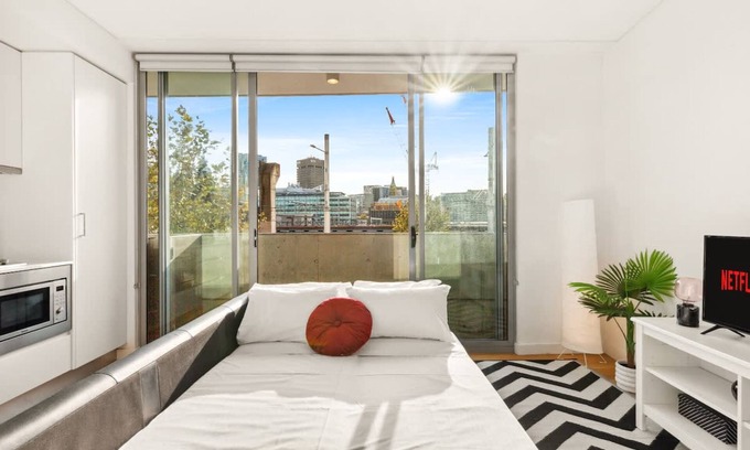 Surry Hills Apartment | Central Modern 1 Bedroom With Air-con Balcony