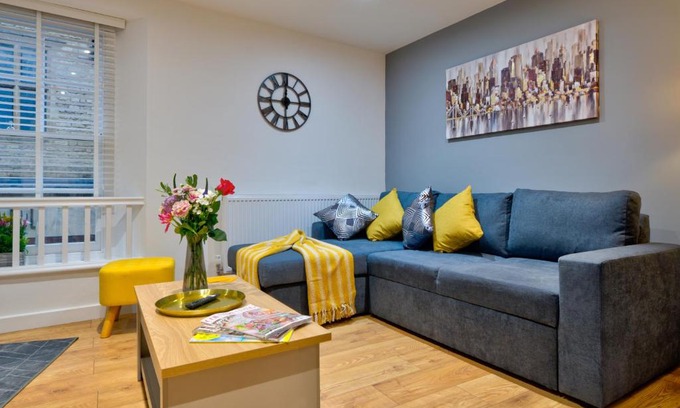 Stamford Apartment | Central Stamford Retreat - Stylish 2-Bed Apartment & Parking